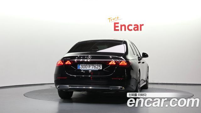 Mercedes-Benz E-Class 2025 — photo 4