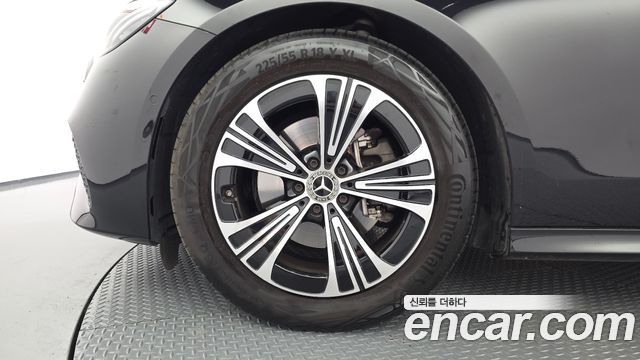 Mercedes-Benz E-Class 2025 — photo 5
