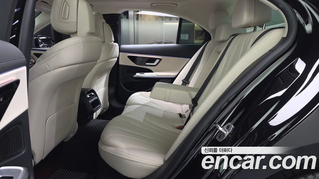 Mercedes-Benz E-Class 2025 — photo 18