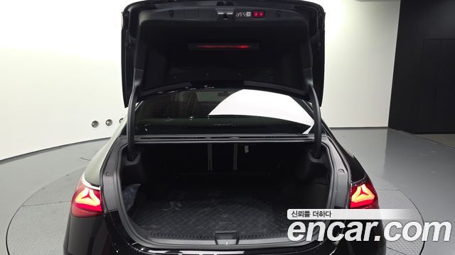 Mercedes-Benz E-Class 2025 — photo 26