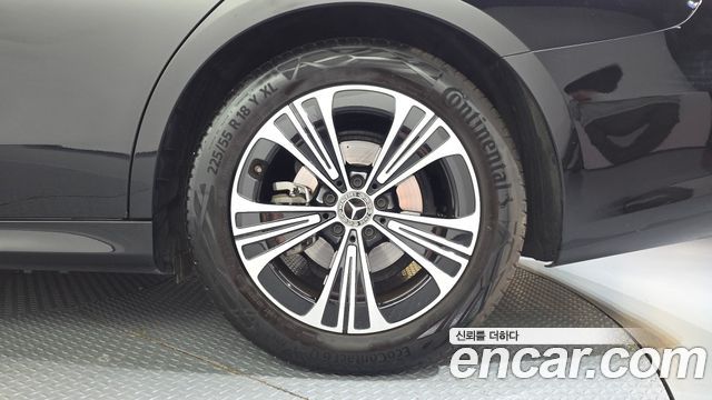 Mercedes-Benz E-Class 2025 — photo 7