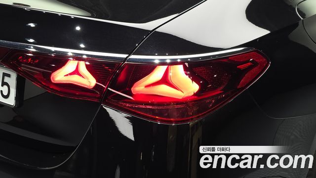 Mercedes-Benz E-Class 2025 — photo 9