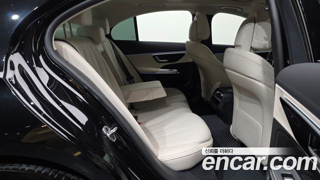 Mercedes-Benz E-Class 2025 — photo 16