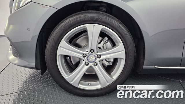 Mercedes-Benz E-Class 2017 — photo 5