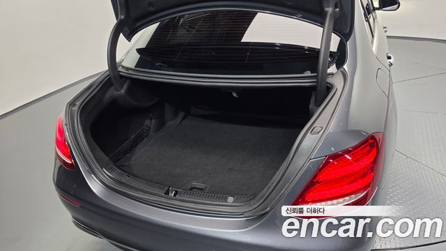 Mercedes-Benz E-Class 2017 — photo 19