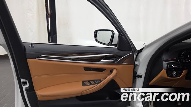 BMW 5-Series 2021 — photo 14