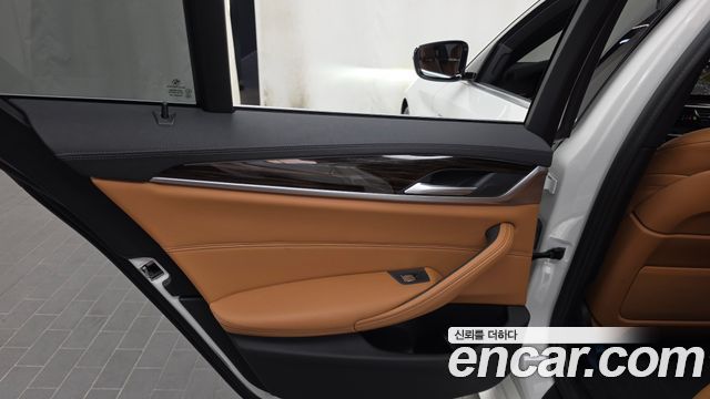 BMW 5-Series 2021 — photo 15