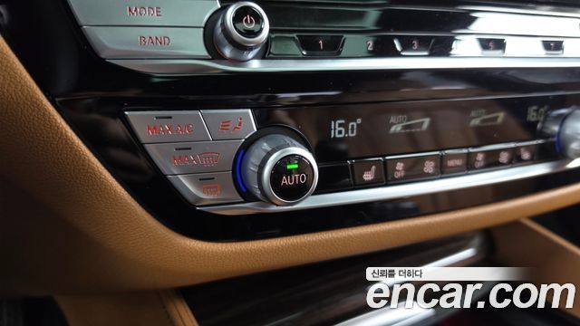 BMW 5-Series 2021 — photo 27