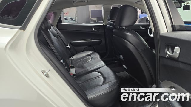 Kia K5 2017 — photo 17