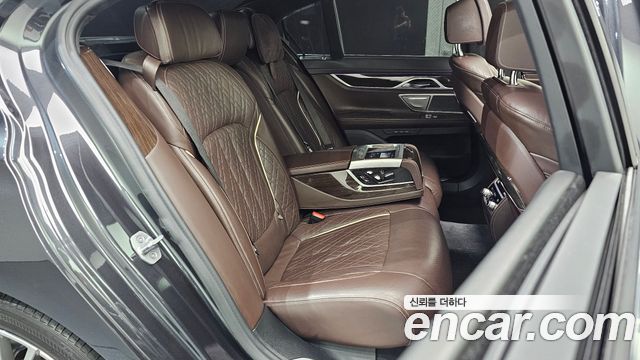 BMW 7-Series 2020 — photo 11