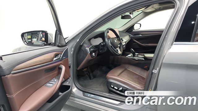 BMW 5-Series 2022 — photo 13
