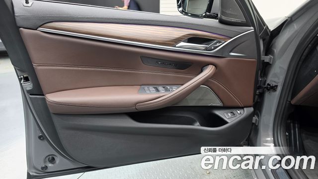 BMW 5-Series 2022 — photo 14