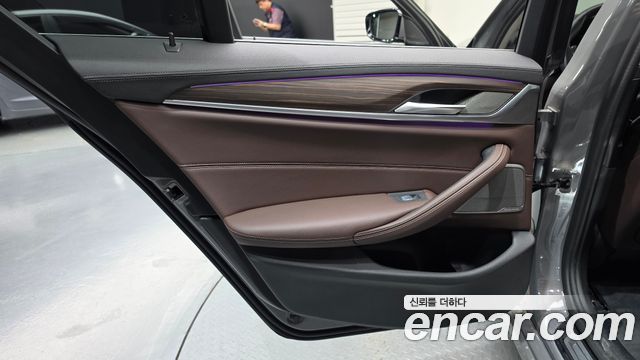 BMW 5-Series 2022 — photo 15