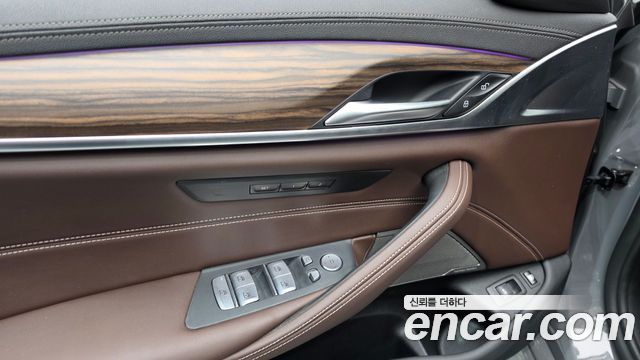 BMW 5-Series 2022 — photo 28