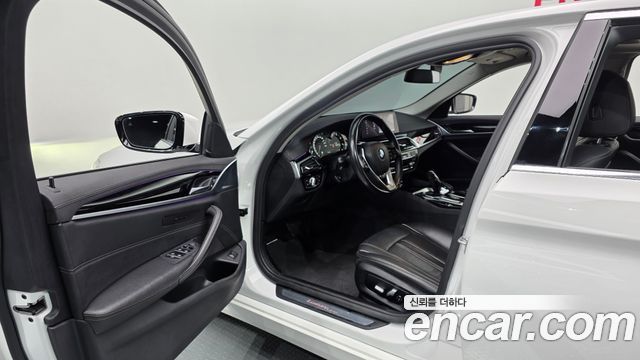 BMW 5-Series 2018 — photo 10