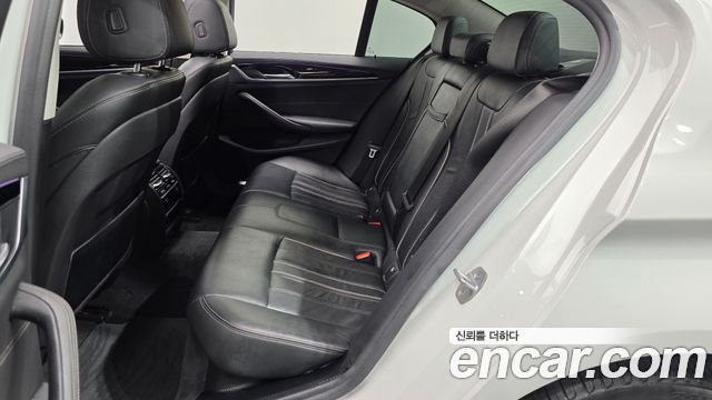 BMW 5-Series 2018 — photo 11