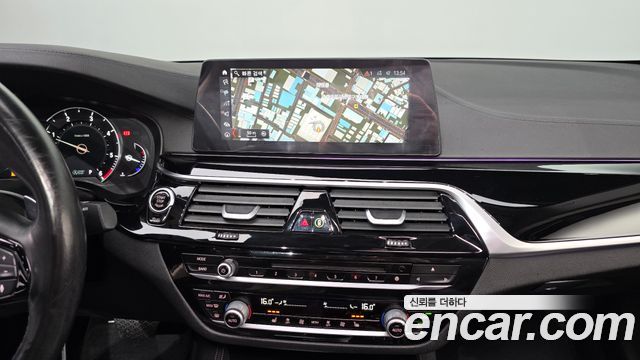 BMW 5-Series 2018 — photo 18