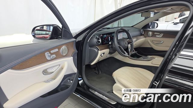 Mercedes-Benz E-Class 2022 — photo 13