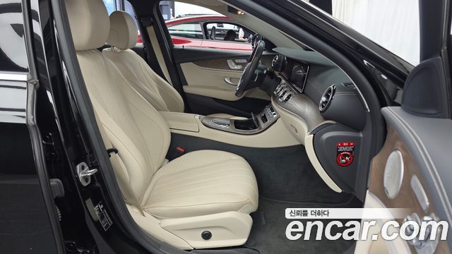 Mercedes-Benz E-Class 2022 — photo 17
