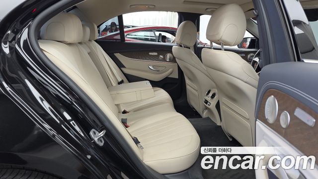 Mercedes-Benz E-Class 2022 — photo 18