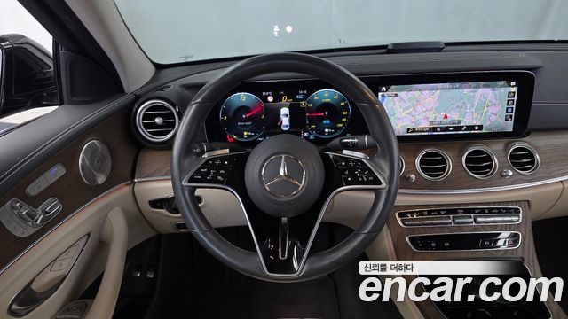 Mercedes-Benz E-Class 2022 — photo 19