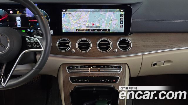Mercedes-Benz E-Class 2022 — photo 20