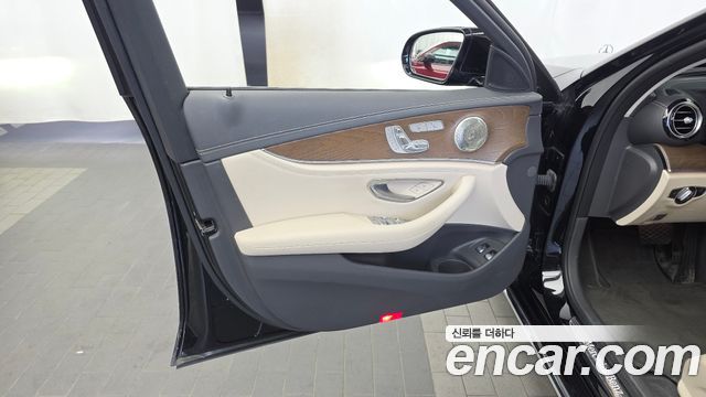 Mercedes-Benz E-Class 2022 — photo 14