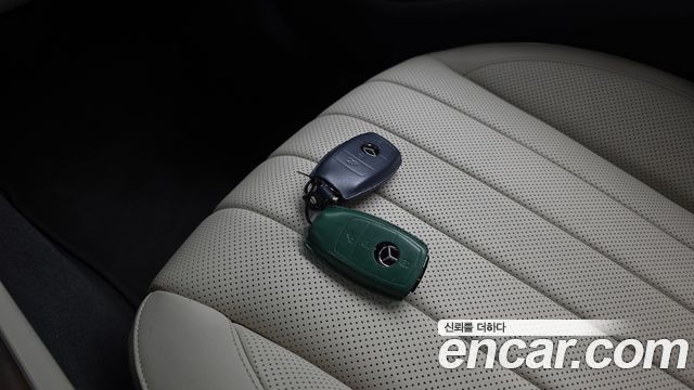Mercedes-Benz E-Class 2022 — photo 16
