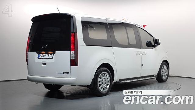 Hyundai Staria 2023 — photo 2