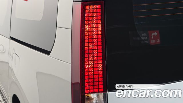 Hyundai Staria 2023 — photo 9