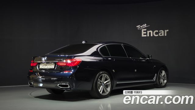 BMW 7-Series 2017 — photo 2