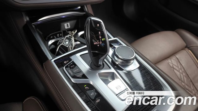 BMW 7-Series 2017 — photo 9