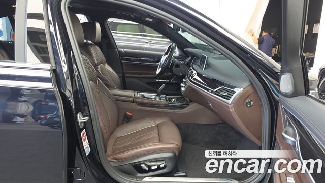 BMW 7-Series 2017 — photo 11