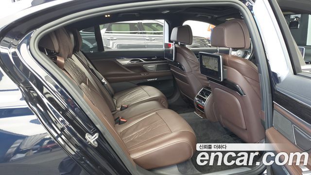 BMW 7-Series 2017 — photo 12
