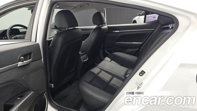 Hyundai AVANTE 2017 — photo 11