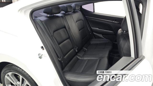 Hyundai AVANTE 2017 — photo 12