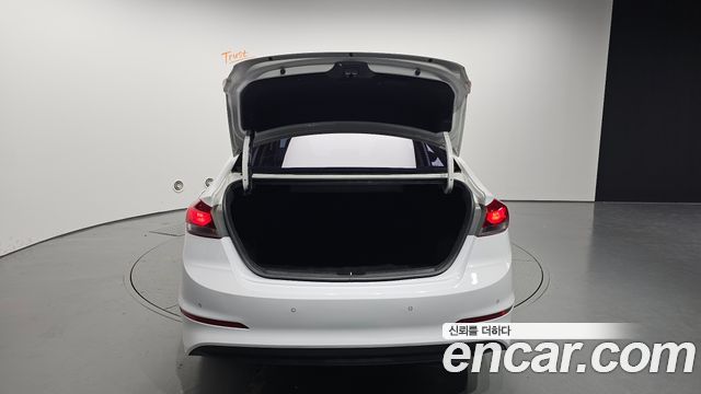 Hyundai AVANTE 2017 — photo 20