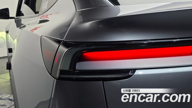 Tesla Model Y 2025 — photo 9