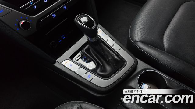Hyundai AVANTE 2018 — photo 12