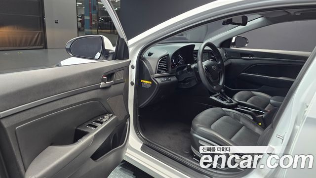 Hyundai AVANTE 2018 — photo 13