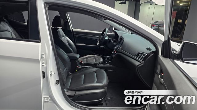 Hyundai AVANTE 2018 — photo 17