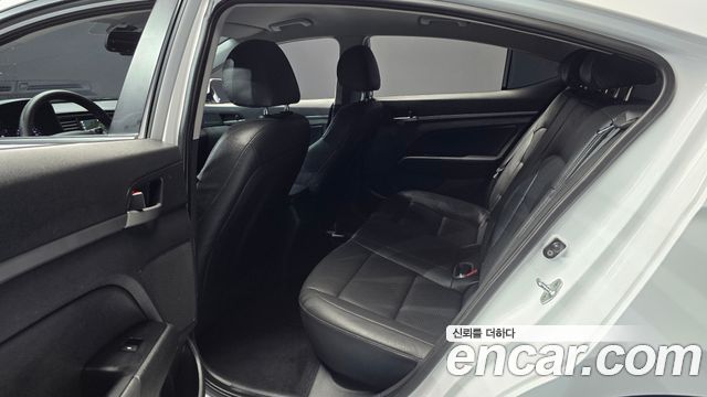 Hyundai AVANTE 2018 — photo 18