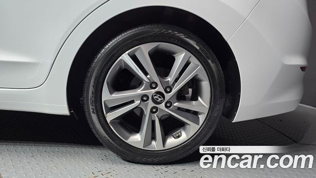 Hyundai AVANTE 2018 — photo 7