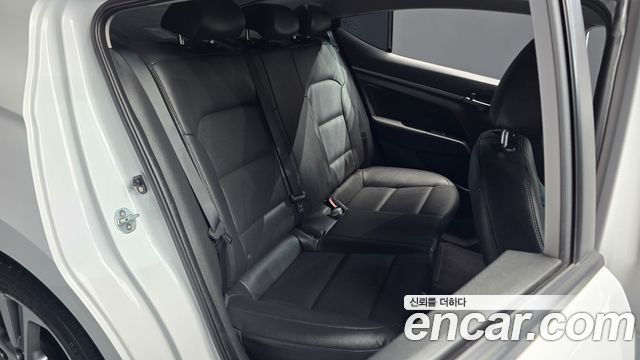 Hyundai AVANTE 2018 — photo 16