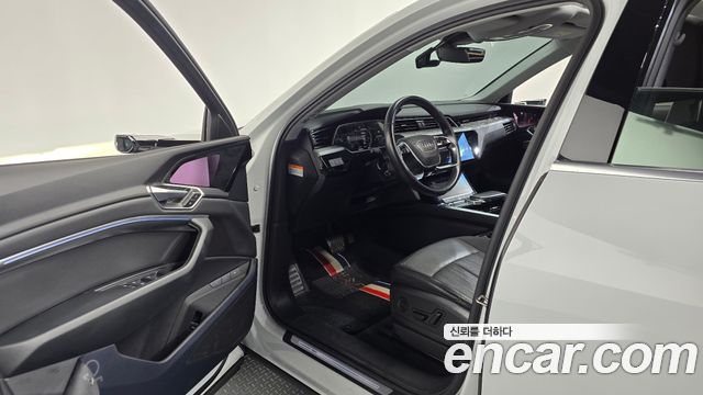 Audi e-tron 2022 — photo 10