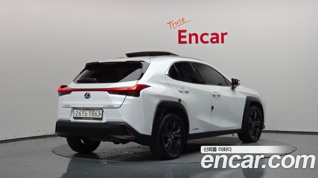 Lexus UX 2019 — photo 2