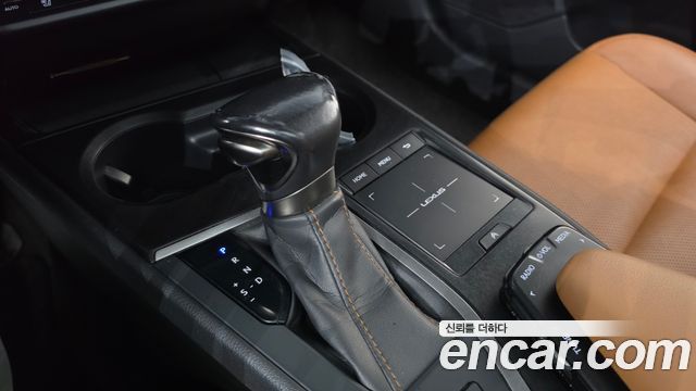 Lexus UX 2019 — photo 9