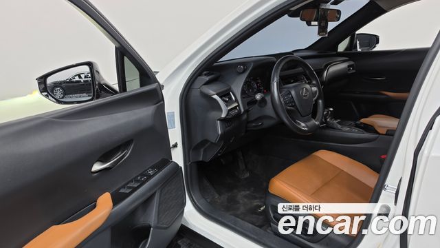 Lexus UX 2019 — photo 10