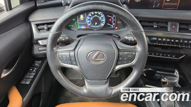 Lexus UX 2019 — photo 12