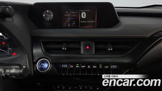 Lexus UX 2019 — photo 14